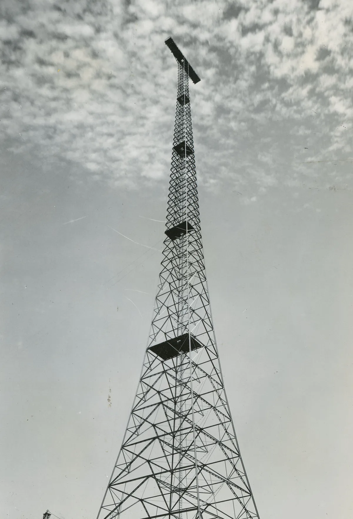 Antena Cerro San Cristóbal C.a 1930 — Cerro San Cristóbal — 1930 | Chile de Ayer