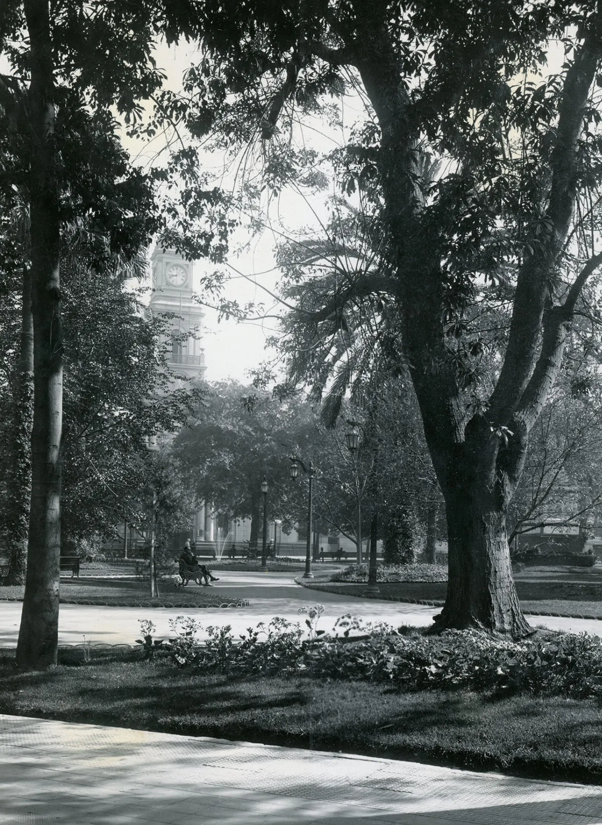 Plaza de Armas de Santiago C.a 1930 — Plaza de Armas de Santiago — 1930 | Chile de Ayer