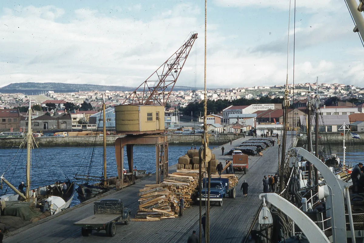 Puerto de Punta Arenas en actividad, 1962 — Puerto de Punta Arenas — 1962 | Chile de Ayer
