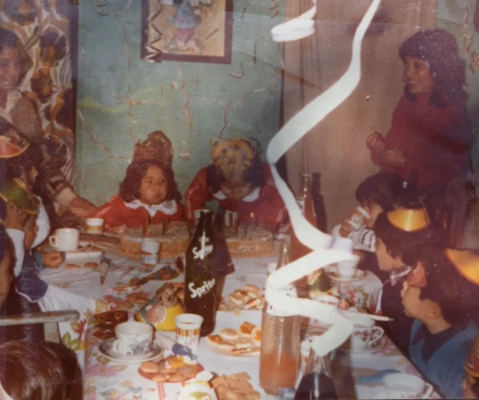 Cumpleaños de dos hermanas en los años 80 — Alto Jahuel — 1981 | Chile de Ayer