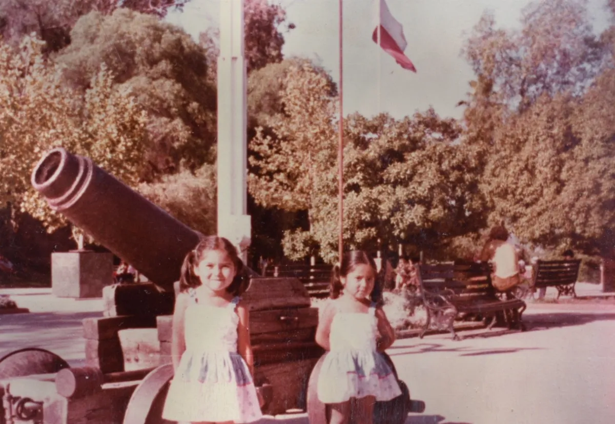 Par de hermanas en el cerro Santa Lucía, 1982 — Cerro Santa Lucía — 1982 | Chile de Ayer