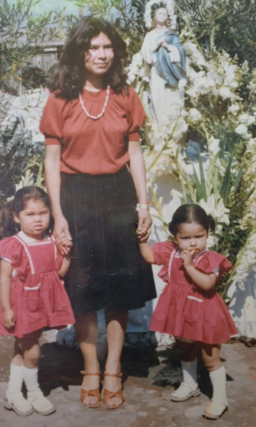 Madre e hijas en Parroquia Santa Cruz de Mayo, La Florida, 1979 — Parroquia Santa Cruz de Mayo — 1979 | Chile de Ayer
