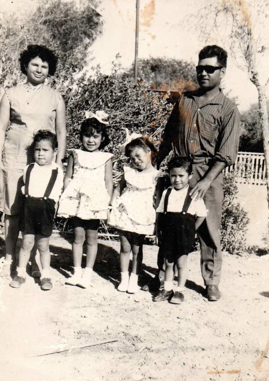 Familia de visita en La Tirana, 1962 — La Tirana — 1962 | Chile de Ayer