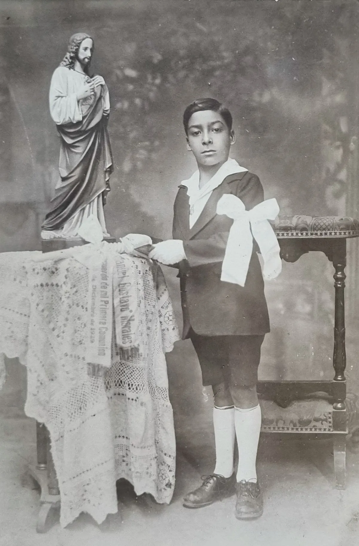 Manuel Gustavo Morales Varas en el día de su primera comunión, 1929 — 1929 | Chile de Ayer