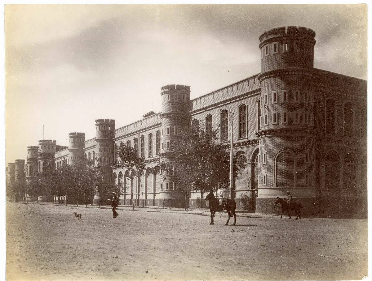 Edificio Arsenales de Guerra, Santiago, ca. 1904 — Arsenales de Guerra — 1904 | Chile de Ayer
