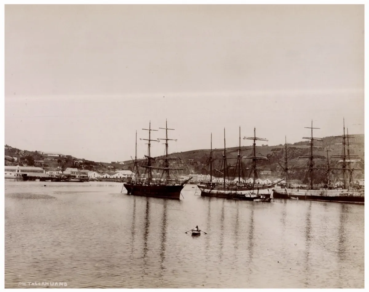 Barcos a vela en Talcahuano, 1910 — Bahía de Talcahuano — 1910 | Chile de Ayer