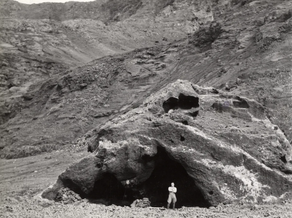 Cueva en Isla Robinson Crusoe, 1938 — Isla Robinson Crusoe — 1938 | Chile de Ayer