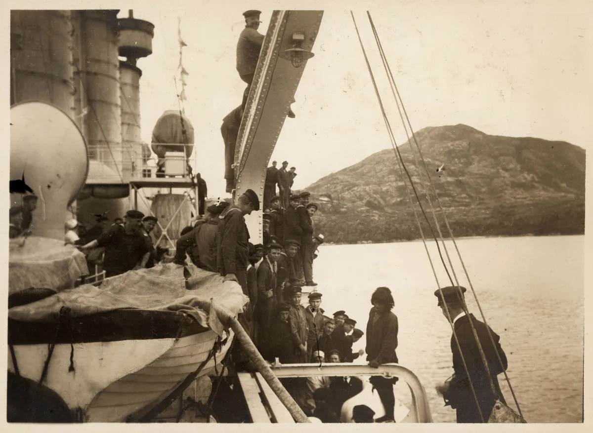 Hombre Kawésqar siendo subido al buque Fylgia, ca. 1923 — 1923 | Chile de Ayer