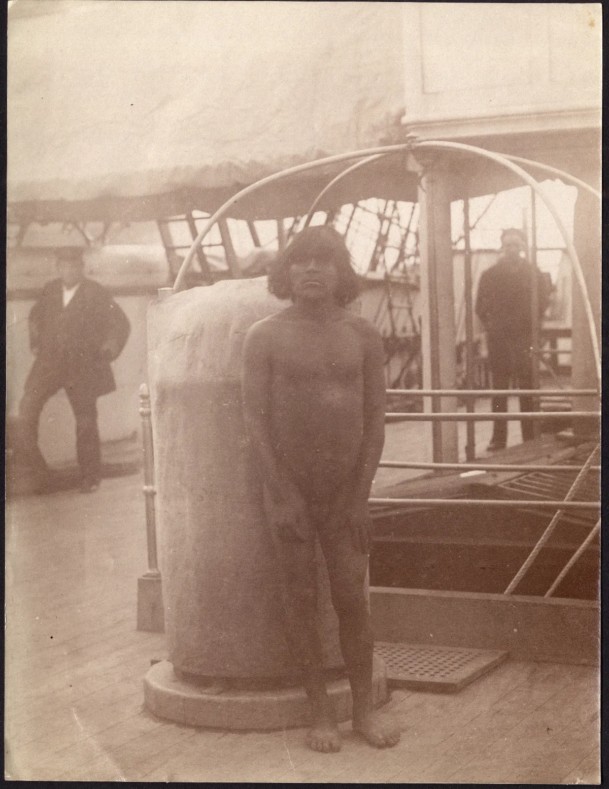 Hombre Kawésqar en barco Vanadium, ca. 1894 — 1894 | Chile de Ayer