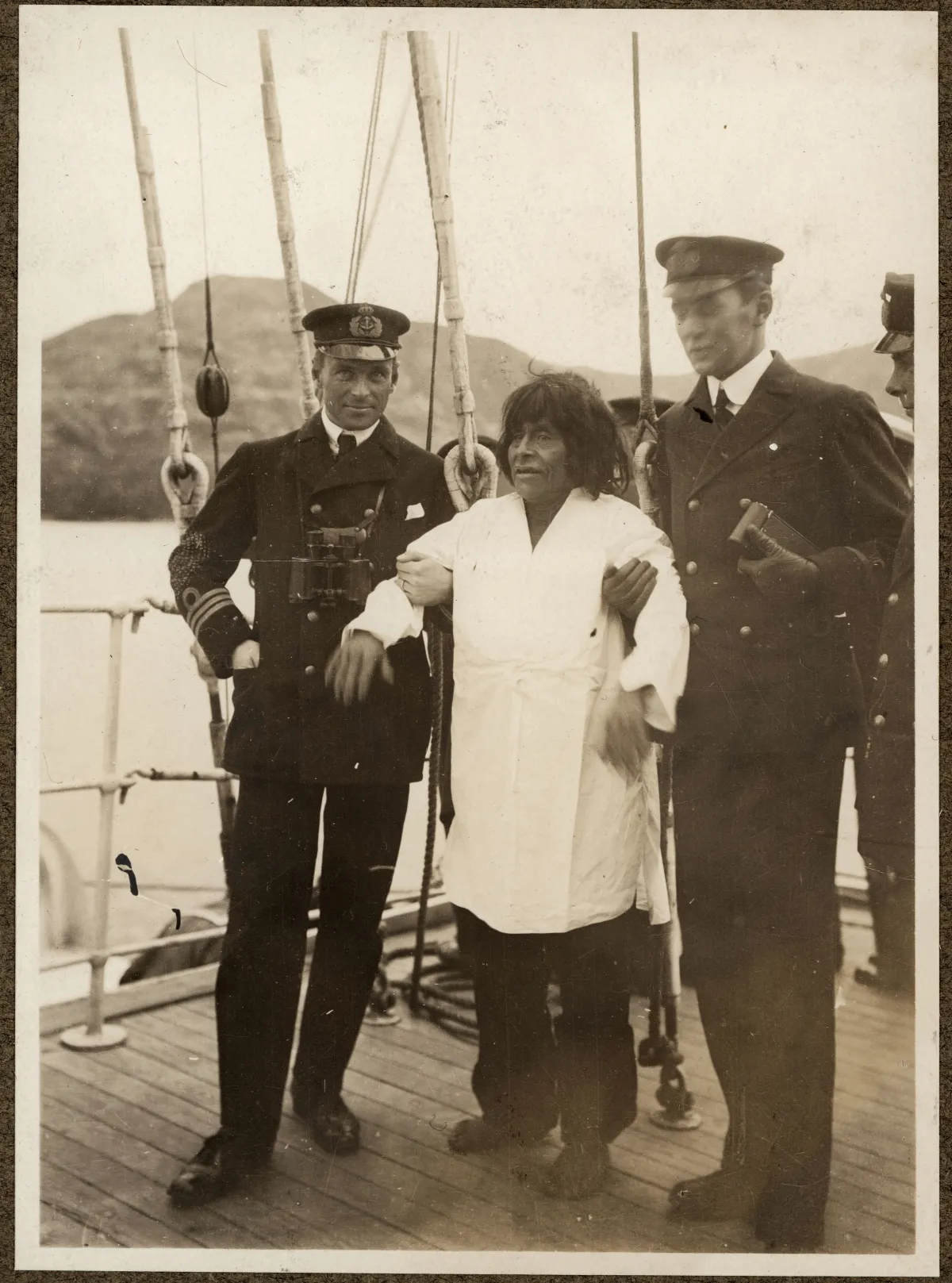 Oficiales suecos exhiben a hombre Kawésqar, Patagonia, ca. 1923 — 1923 | Chile de Ayer