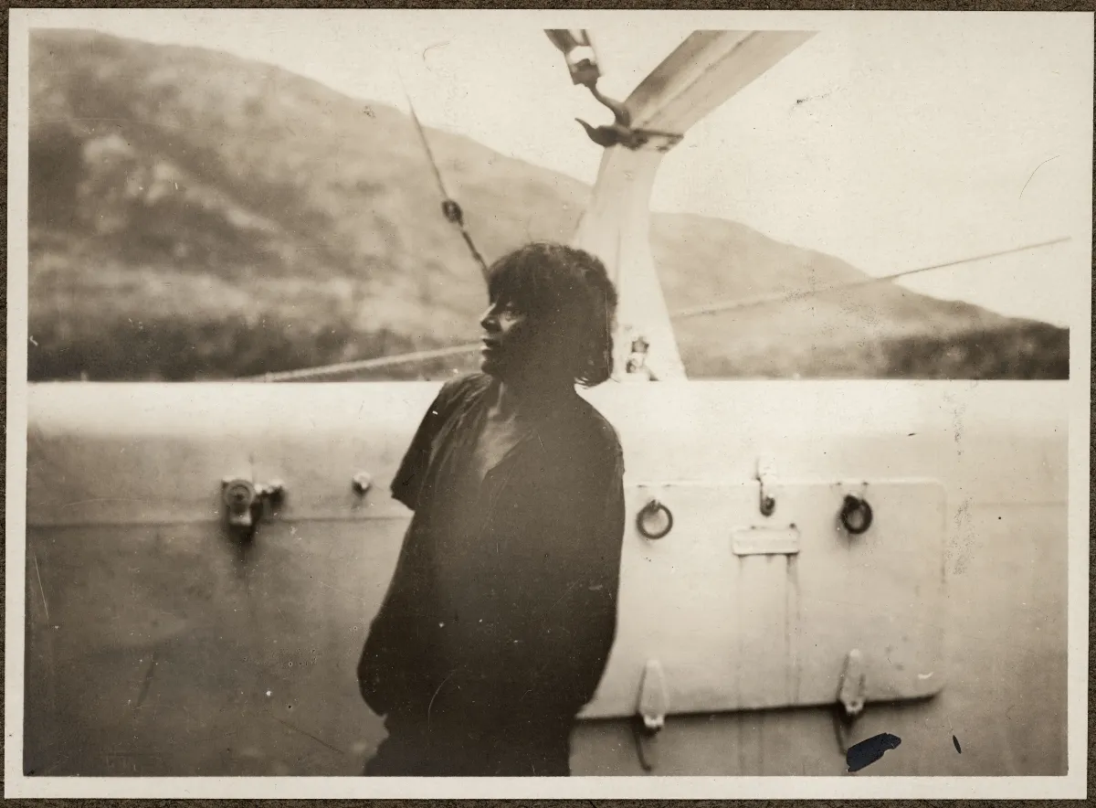 Hombre Kawésqar a bordo del Fylgia, ca. 1923 — 1923 | Chile de Ayer
