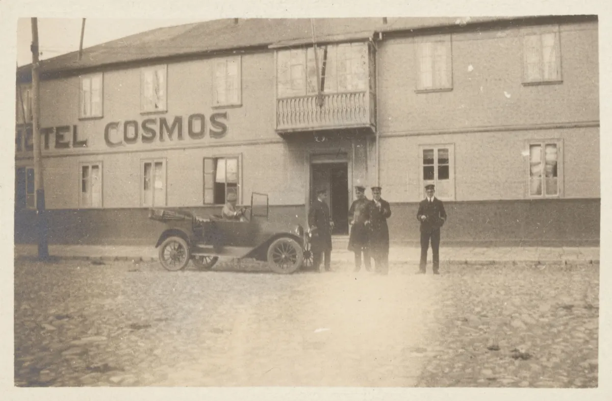 Hombres y automóvil en Punta Arenas, ca. 1923 — 1923 | Chile de Ayer