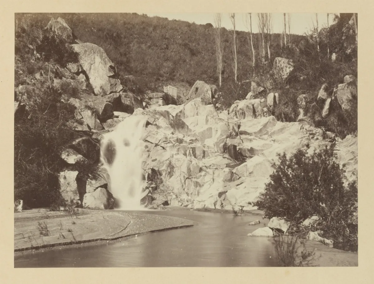 Salto de agua, alrededores Santiago, ca. 1868 — 1865 | Chile de Ayer