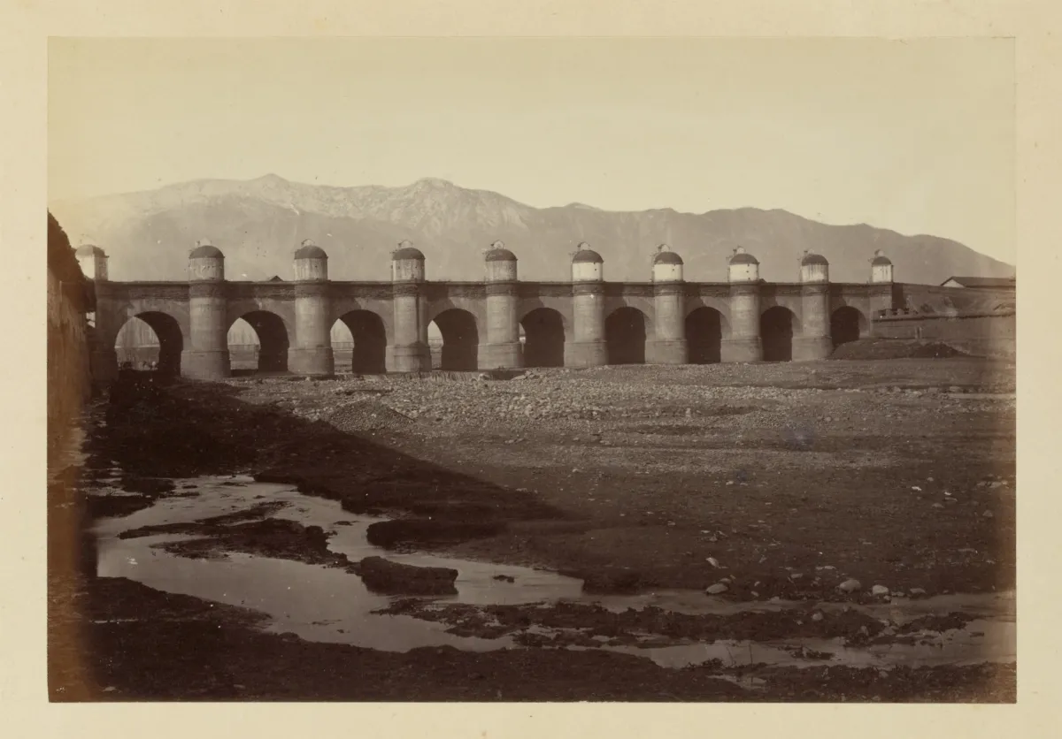 Puente Cal y Canto en Río Mapocho, Santiago, 1868 — 1865 | Chile de Ayer