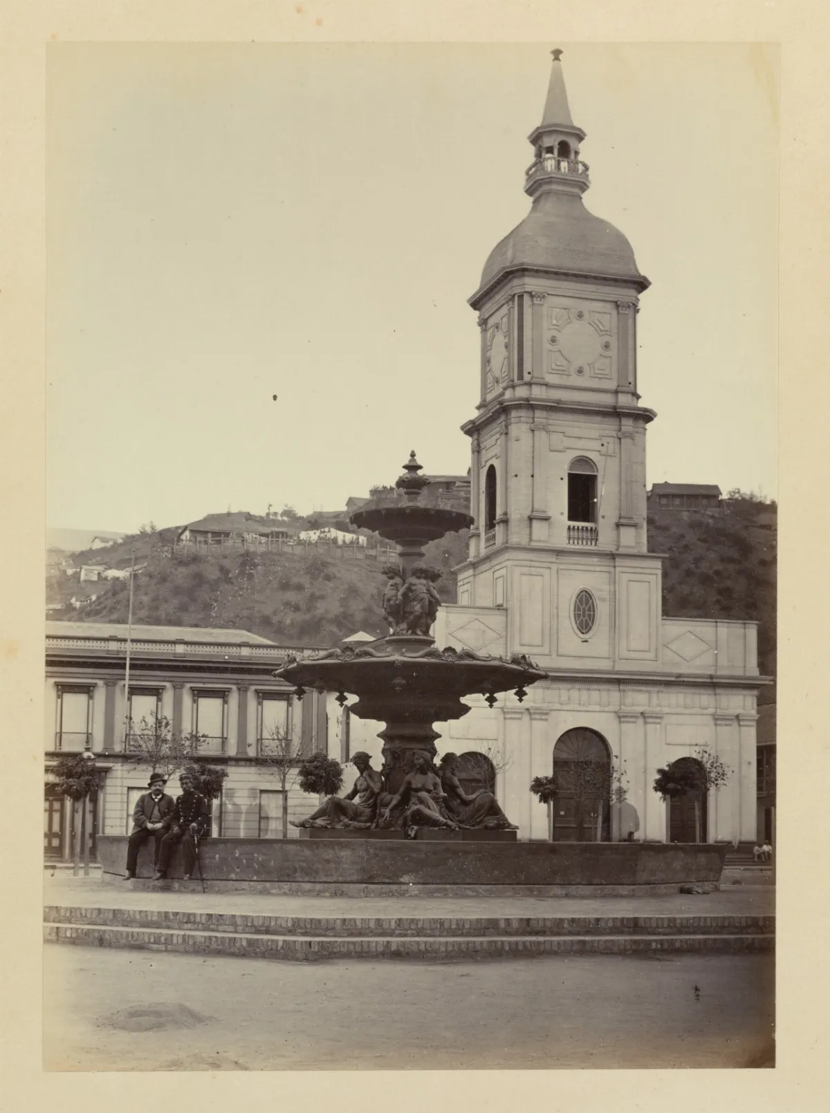 Fuente en Plaza Victoria e Iglesia en Valparaíso, 1868 — 1865 | Chile de Ayer