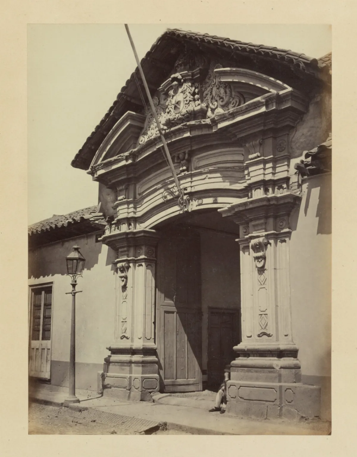 Puerta con ornamentos de piedra de la época colonial, Santiago, 1868 — 1865 | Chile de Ayer