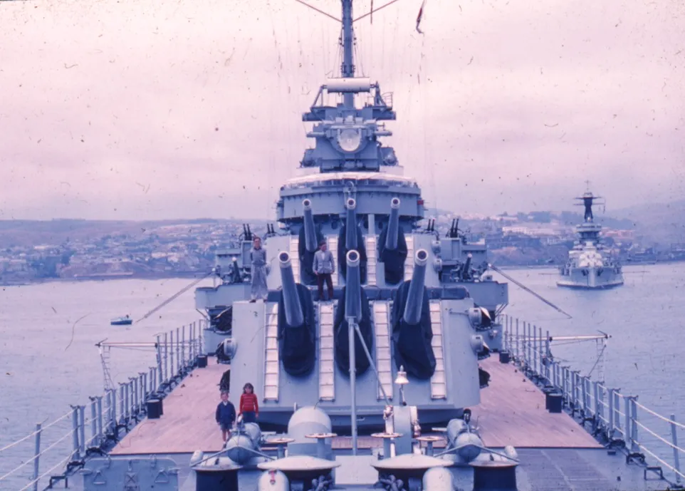 Valparaíso, familia Castro Cuevas arriba de un buque de la armada, 1953 — Bahía de Valparaíso — 1953 | Chile de Ayer