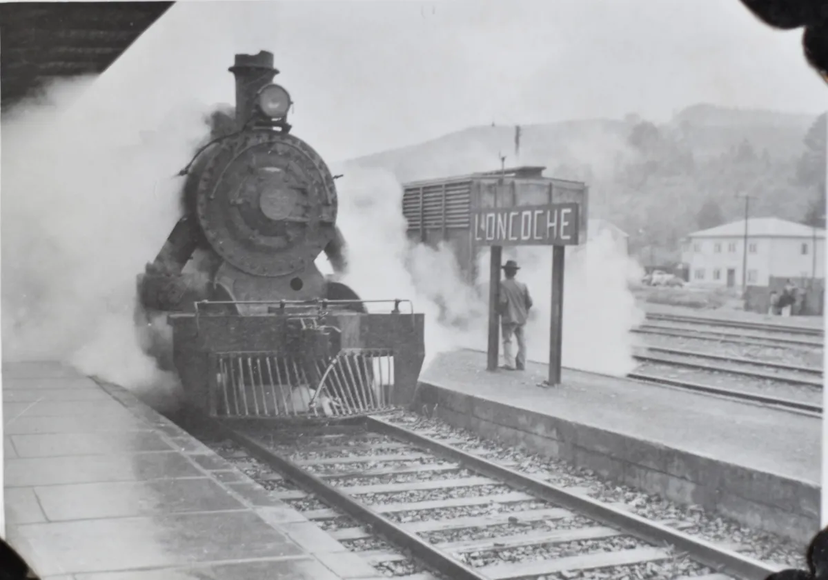 Viaje a Villarrica, Loncoche, 1974 — Estación de Loncoche — 1974 | Chile de Ayer