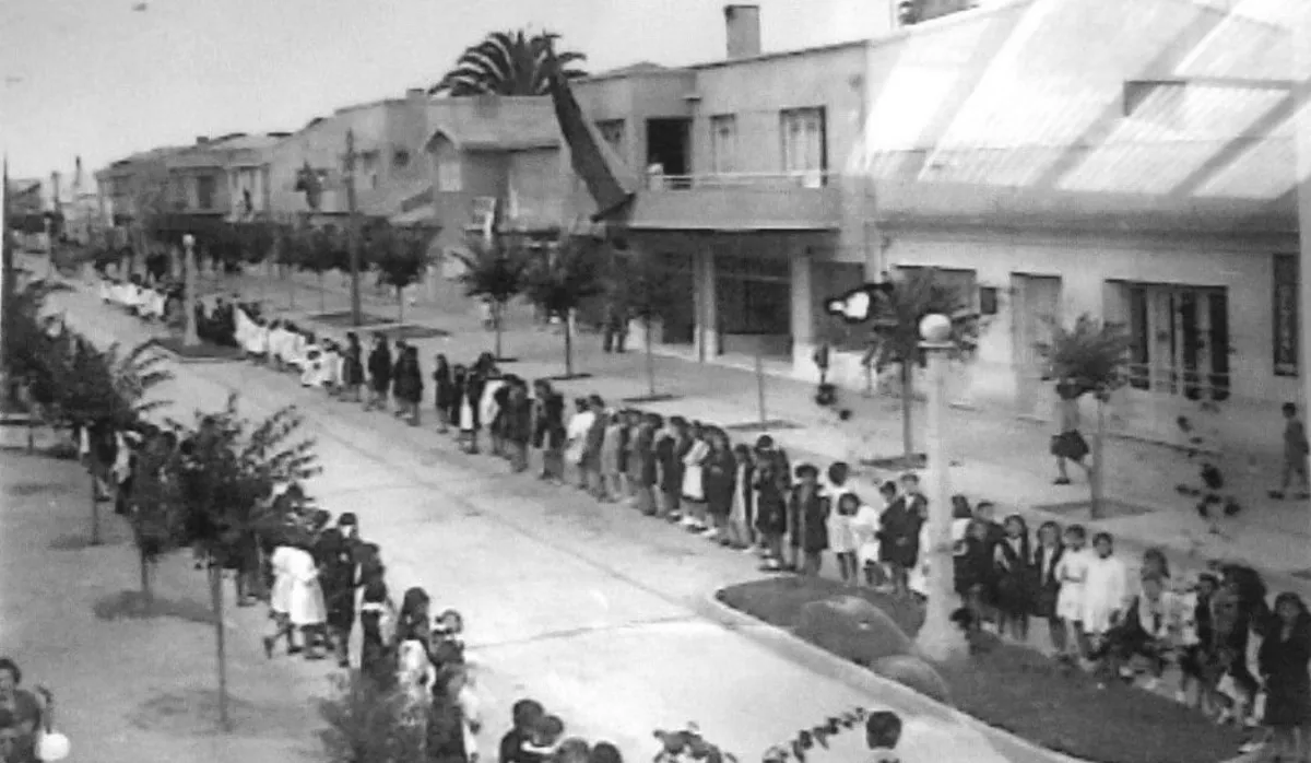 Av. Claudina Urrutia, Cauquenes, 1942 — Liceo de Hombres de Cauquenes — 1942 | Chile de Ayer