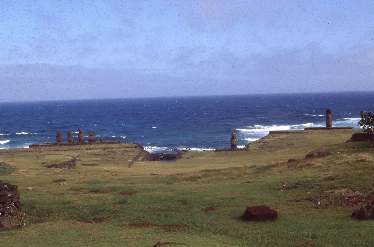 Los tres Ahu en Tahai desde el mirador en 1978 — Ahu Tahai — 1978 | Chile de Ayer