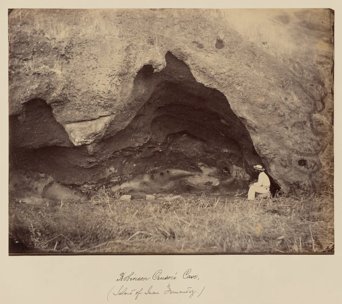 Hombre en Cueva de Robinson Crusoe, 1860 — 1860 | Chile de Ayer
