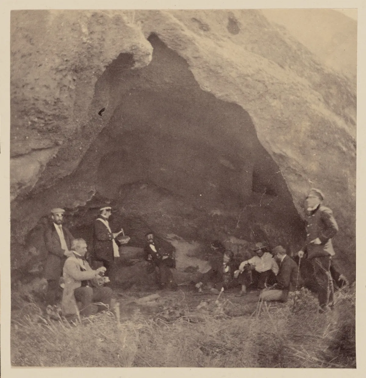 Cueva de la Isla Robinson Crusoe, 1860 — 1860 | Chile de Ayer