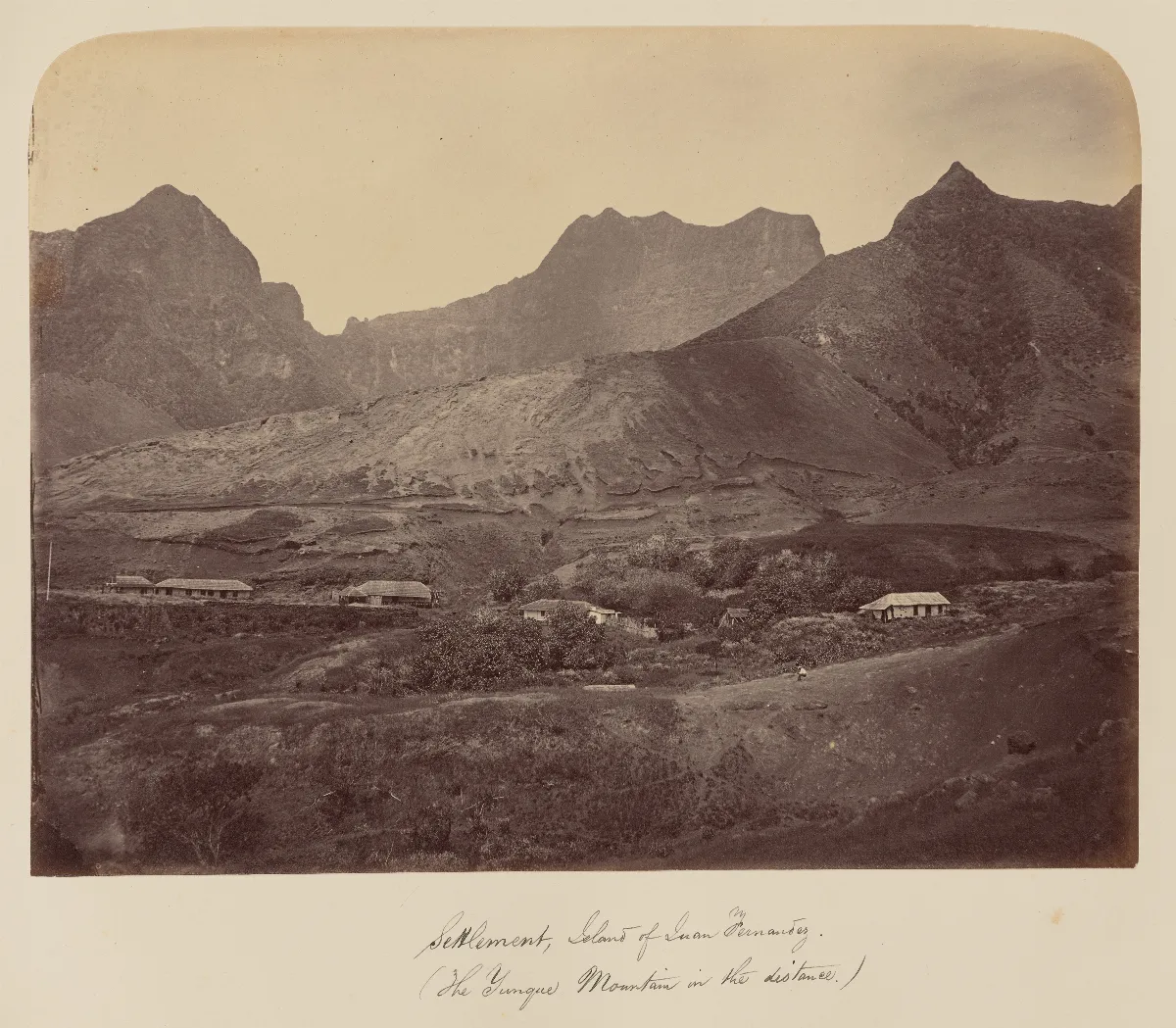 Asentamiento en Isla Robinson Crusoe, Archipiélago Juan Fernández con Cerro el Yunque de fondo, 1860 — 1860 | Chile de Ayer