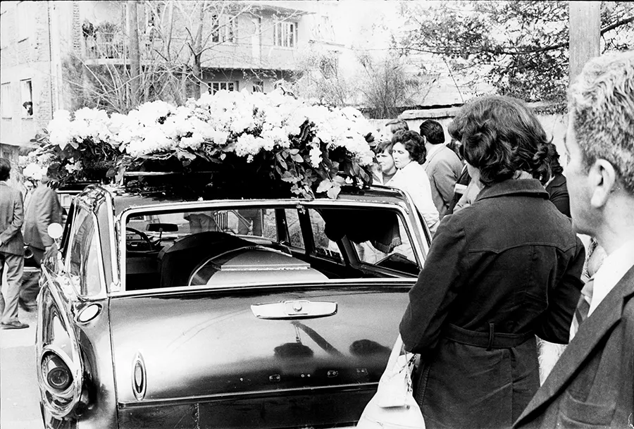 Coche fúnebre de Pablo Neruda en las calles de Santiago — 1973 | Chile de Ayer