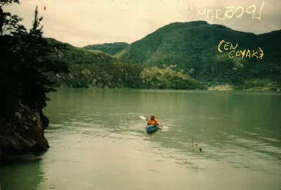 paseo en kayak — Caleta Tortel — 1991 | Chile de Ayer