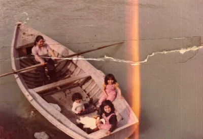 Paseo familiar en bote, aprendiendo a remar — Caleta Tortel — 1976 | Chile de Ayer