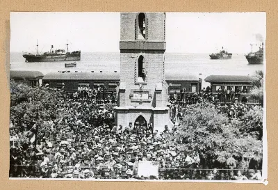 Acto cívico masivo frente al monumento de Lota — Lota — 1939 | Chile de Ayer