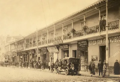 Comercio en la Alameda de Santiago año 1910 — Iglesia San Francisco — 1910 | Chile de Ayer