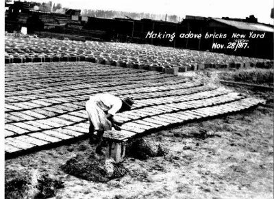 Creación de ladrillos de adobe en Rancagua, 1917 — 1917 | Chile de Ayer