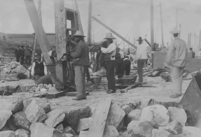 Canalización Río Mapocho a fines de 1880' s. — 1880 | Chile de Ayer