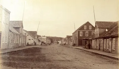 Calle Varas en Puerto Montt, 1893. — 1893 | Chile de Ayer