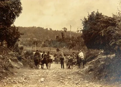 Camino entre Puerto Montt y Puerto Varas, 1893. — 1893 | Chile de Ayer