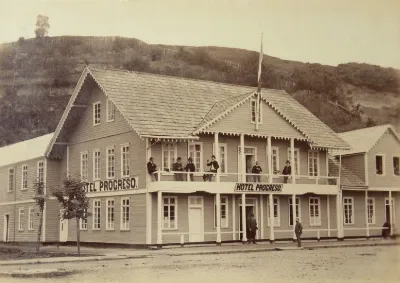Hotel Progreso, Puerto Montt, 1893. — 1893 | Chile de Ayer
