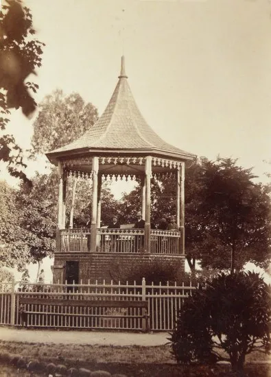Kiosko en Puerto Montt, 1893. — 1893 | Chile de Ayer