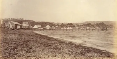 Playa y muelle de Puerto Montt, 1893. — 1893 | Chile de Ayer