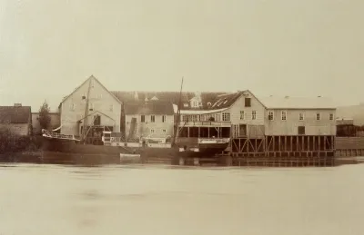 Bodegas en Río Bueno y el Vapor Maule, 1893. — 1893 | Chile de Ayer