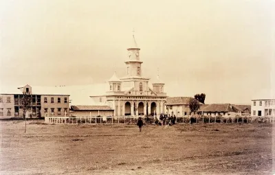 Catedral de Castro en 1893 — Plaza de Armas de Castro — 1893 | Chile de Ayer