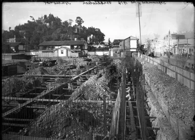 Construcción de la Biblioteca Nacional en 1917 — Cerro Santa Lucía — 1917 | Chile de Ayer