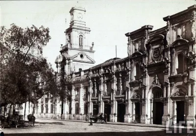 Plaza de Armas de Santiago, Museo Historico y ex carcel en 1890 — Plaza de Armas de Santiago — 1890 | Chile de Ayer