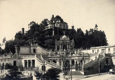 Acceso al Cerro Santa Lucía por Alameda en el año 1906 — 1906 | Chile de Ayer