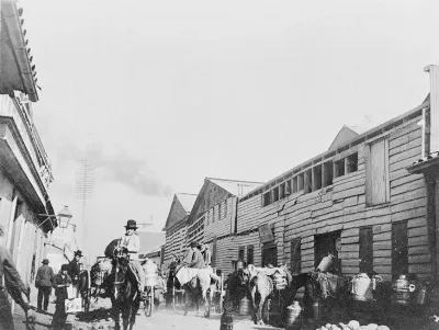 Repartidores de leche en una calle desconocida de Valparaíso, en el año 1916 — 1916 | Chile de Ayer