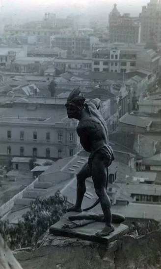 Caupolicán sobre el Cerro Santa Lucía en los 20’s — Cerro Santa Lucía — 1920 | Chile de Ayer