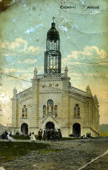 Construcción de la Torre de la Catedral de Ancud en el año 1905 — Plaza de Armas de Ancud — 1905 | Chile de Ayer