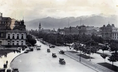 Alameda frente a Plaza Bulnes en 1928 — Plaza Bulnes — 1920 | Chile de Ayer
