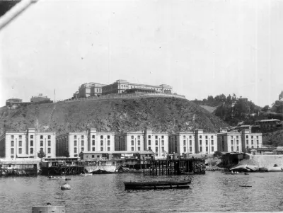 Almacenes Fiscales y Ex Escuela Naval, año 1900. — 1900 | Chile de Ayer