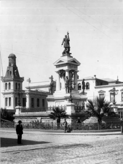 Monumento a los Héroes de Iquique en Valparaíso, 1900. — 1900 | Chile de Ayer